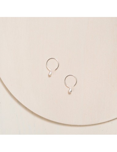 White Pearls Set - Silver Hoop Earrings & Bracelet Single Strand Rice Pearl Dans la société mordern